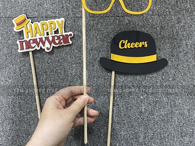 Phụ kiện hoá trang cầm tay vui nhộn chủ đề Happy New Year [Bằng gỗ - Nhiều kiểu] PK-GO-01